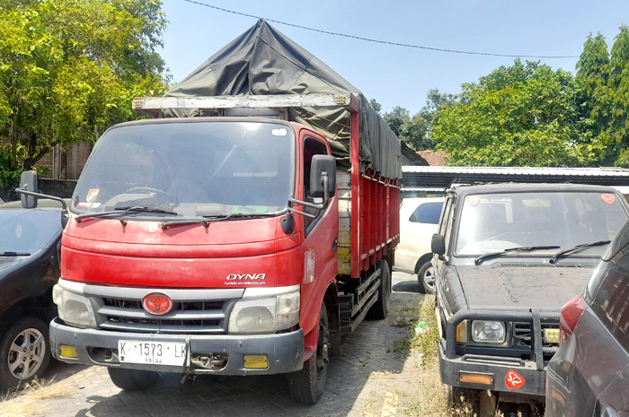 DIPERIKSA: Sebuah truk yang diduga dimodifikasi untuk mengangkut timbunan solar diamankan di Polres Jepara, Jumat (8/9).