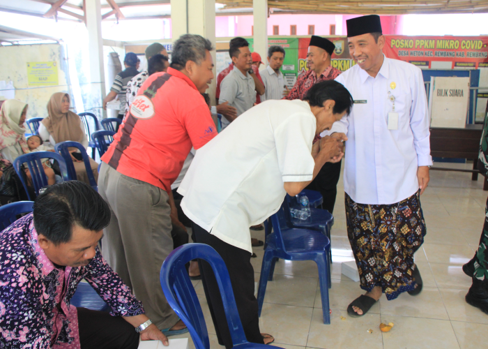 SAPA WARGA: Bupati Rembang, Abdul Hafidz berjabat tangan dengan warga masyarakat desa Weton, Rembang pada Kamis (7/9).&nbsp;