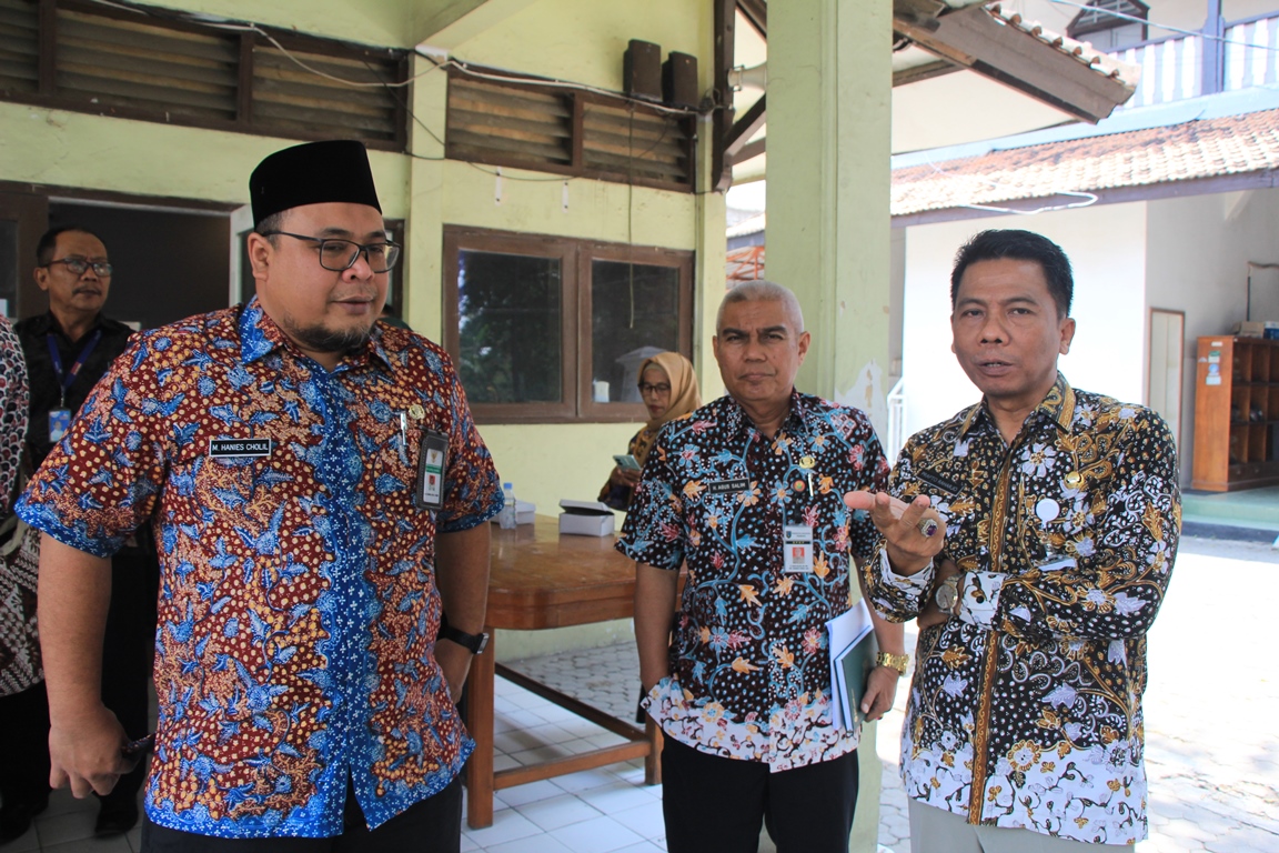 SOSIALISASI: Gus Hanies didampingi jajarannya melakukan sosialisasi program sedekah telur di Bappeda Rembang pada Jumat (8/9).