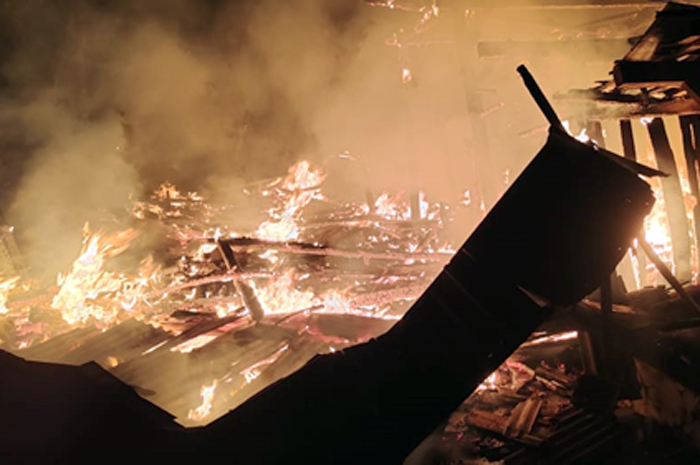 TERBAKAR: Rumah di Desa Mojorebo Kecamatan Wirosari ludes terbakar.