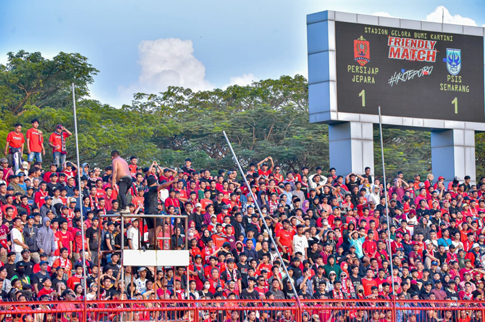 MERIAH: Kelompok suporter Banaspati ikut mendukung Persijap Jepara berlaga saat uji coba melawan PSIS Semarang beberapa waktu lalu.