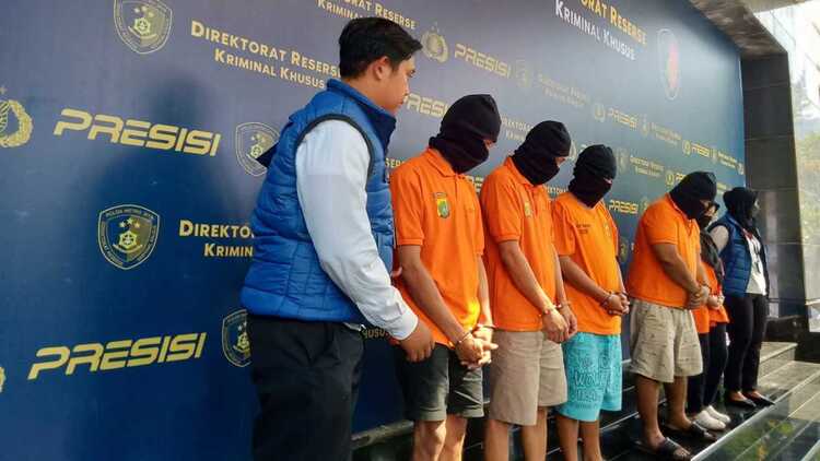 Kepolisian sudah menangkap 5 orang dengan peran yang berbeda soal kasus rumah produksi film porno di Jaksel