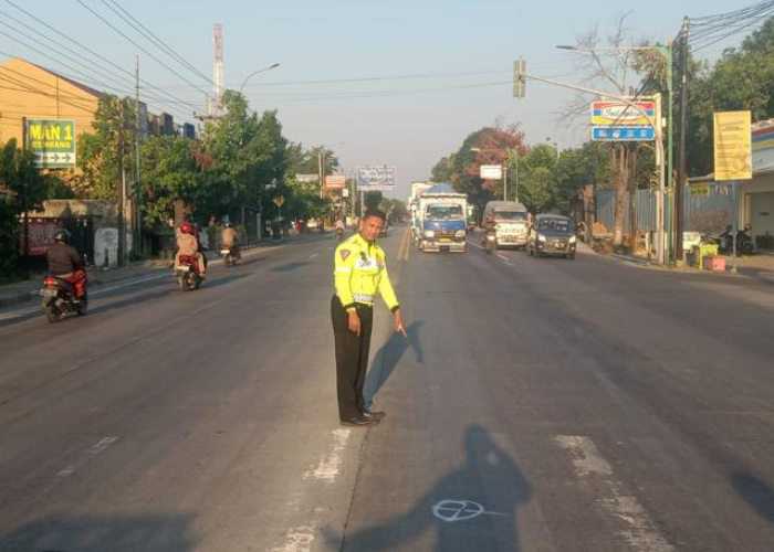 OLAH TKP: Anggota Satlantas Polres Rembang menunjukkan lokasi terjadinya kecelakaan lalu lintas yang melibatkan Bus Widji dan Honda Beat  pada Sabtu (9/9).