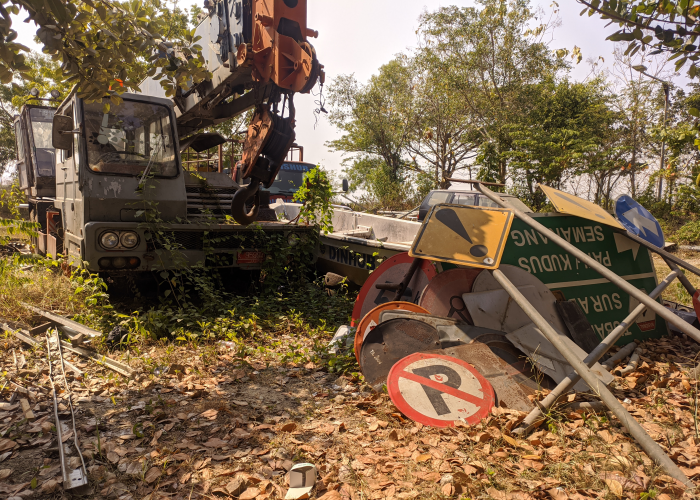 TAK BERFUNGSI: Mobil crane milik Dishub Rembang rusak baru-baru ini.