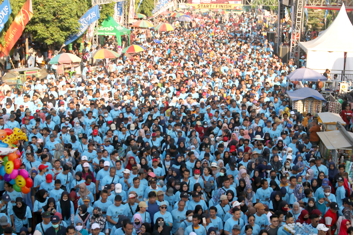 TUMPLEK BLEK: Sekitar delapan ribu peserta Mlaku Bareng Bupati Kudus berkumpul di depan pendapa Kudus kemarin.