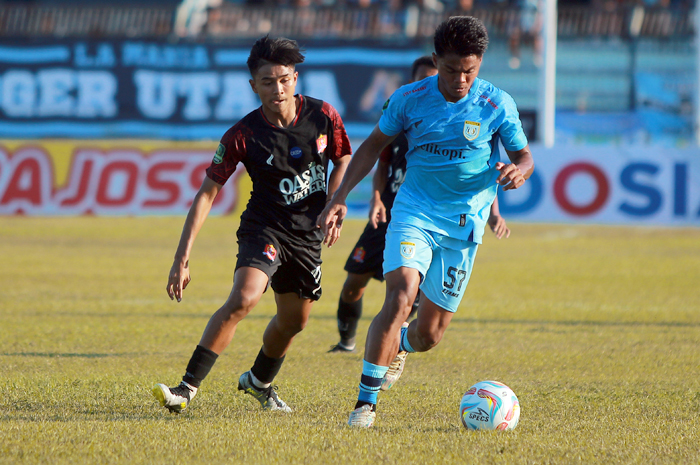 EVALUASI: Penggawa Persijap harus berjibaku menghalau se rangan para pemain Persela Lamongan dalam kompetisi Liga 2 kemarin.