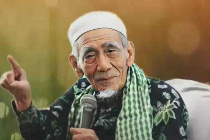 SOSOK: KH. Maimoen Zubair atau Mbah Moen.