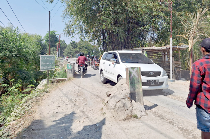 TAK REPRESENTATIF: Kondisi jembatan ruas Jalan Gatak-Tawangharjo di Desa Selo, Kecamatan Tawangharjo yang kerap menimbulkan kemacetan panjang setiap pagi.
