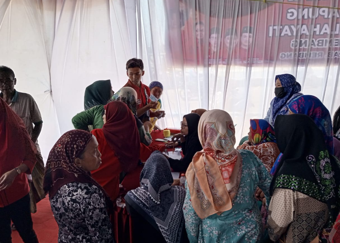Dewan Pimpinan Pusat (DPP) bersama Dewan Pimpinan Cabang (DPC) PDI Perjuangan Kabupaten Rembang melaksanakan pengobatan gratis bagi warga di halaman timur TPI Sarang pada Senin-Rabu (11-13/9).
