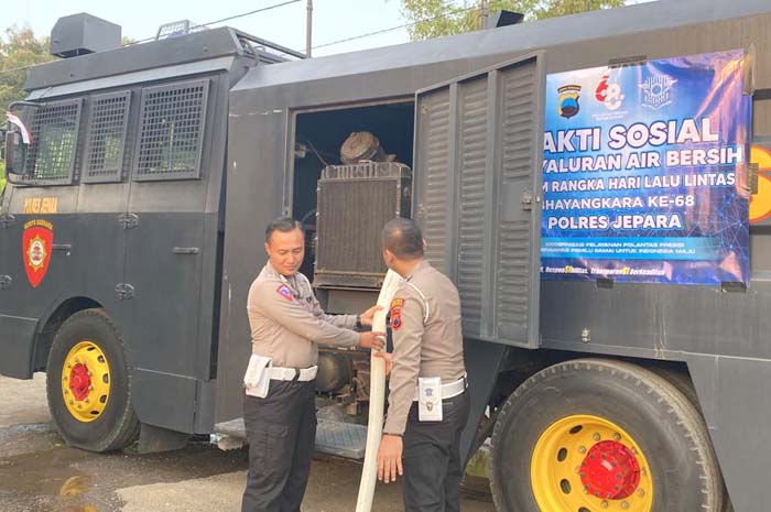 Polres Jepara melakukan droping air ke sejumlah wilayah di Jepara yang terdampak kekeringan.