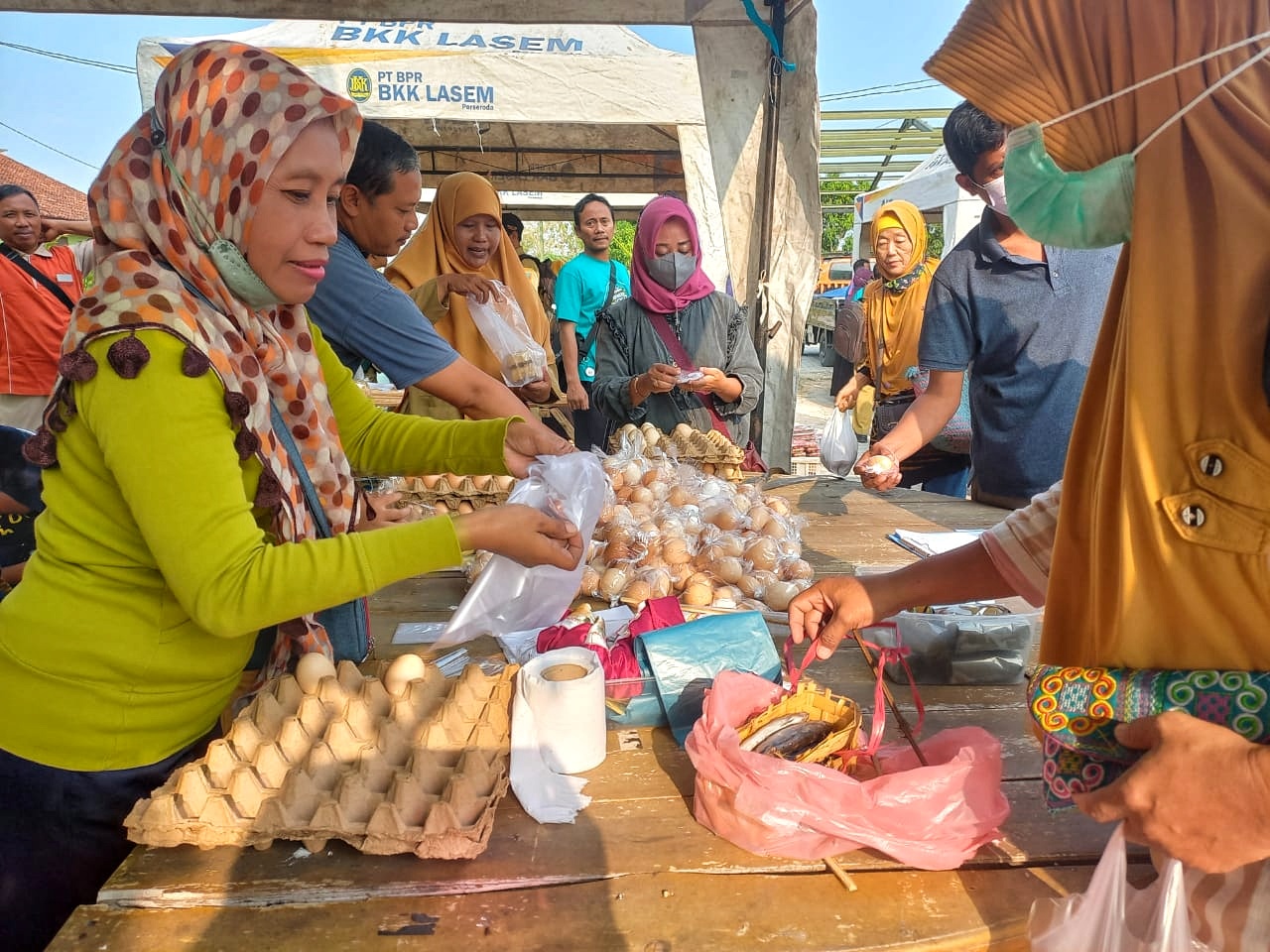 TRANSAKSI: Ibu-ibu sedang membeli telur saat dilaksanakan pasar tani beberapa waktu lalu.