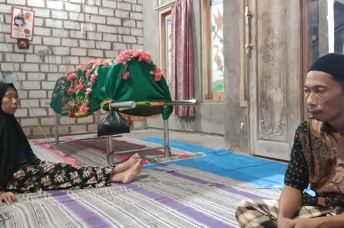 KEHILANGAN: Muklisin, ayah Almarhumah Sinta Auliya Mulidiya sedang duduk di ruang tamu sebelum pemakaman jenazah, Selasa (12/9).