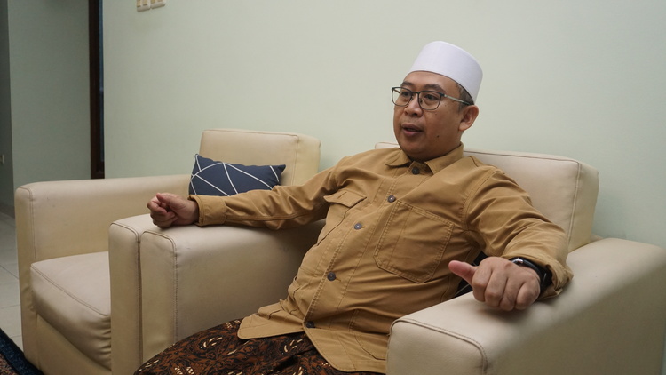 SAMPAIKAN CITA-CITA: Gus Rozin saat berada di kediamannya komplek Pondok Pesantren Maslakul Huda Desa Kajen Kecamatan Margoyoso, Pati, belum lama ini.