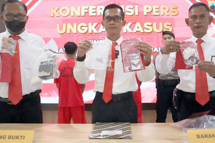 GELAR PERKARA: Kasatresnarkoba Polres Blora AKP Edi Santosa (tengah) saat menunjukkan barang bukti, Senin (11/9).
