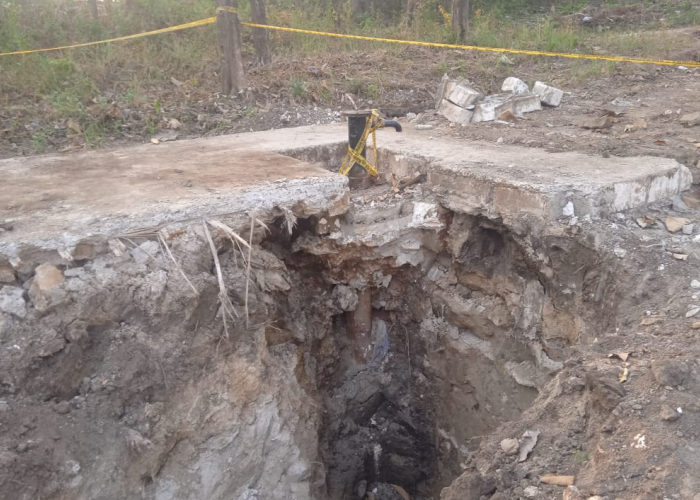 BAHAYA: Police line yang terpasang di titik sumur LDK 27 yang di Desa Ledok, Kecamatan Sambong.