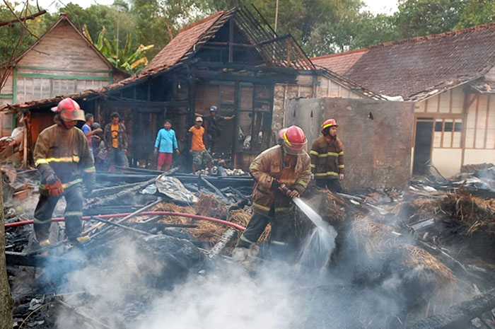 Petugas Satpol PP Blora sedang memadamkan api akibat kebakaran dua rumah di Desa Balongsari, Kecamatan Banjarejo, Rabu (13/9).