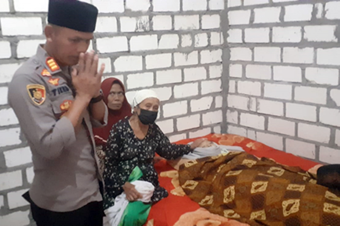 SAMPAIKAN BELA SUNGKAWA: Kapolsek Pamotan AKP Al Sutikna saat takziyah di rumah Shinta Aulia Maulidiah kemarin.