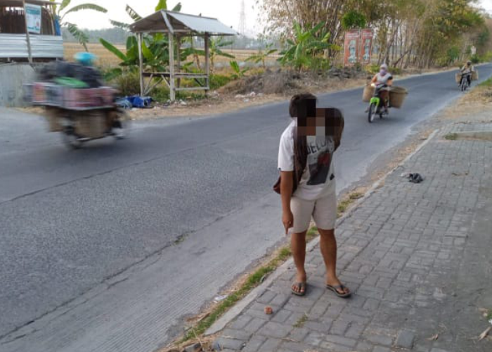 LOKASI: Warga menunjukan lokasi pelemparan batu kepada pemotor saat melintas di SPBU Mojoagung, Kecamatan Karangrayung.