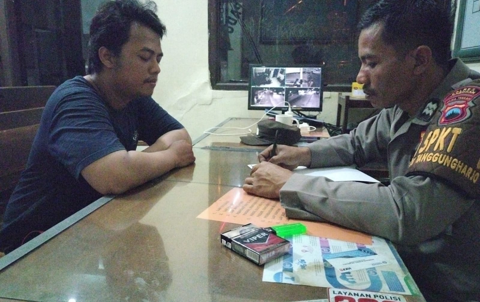 DIAMANKAN PETUGAS: Muhammad Tri Hartono, warga Pebuaran Karawaci Tangan diselamatkan petugas dari Mapolsek Tanggungharjo saat tersesat di hutan, Rabu (13/9) malam.