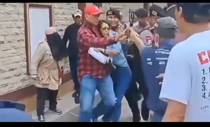 Novi Bule nyaris dikeroyok sejumlah orang di Mabes Polri
