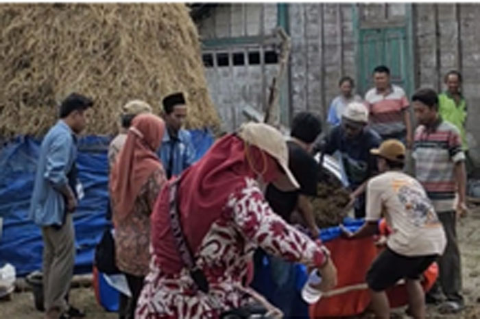 Mahasiswa KKN IAIN IKMB Kudus mengadakan pelatihan pembuatan pupuk organik di Desa Bacem, Blora.
