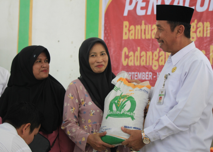 SALURKAN BANTUAN: Bupati Rembang Abdul Hafidz menyalurkan beras bantuan pangan di pendapa Kecamatan Pamotan pada Kamis (14/9).