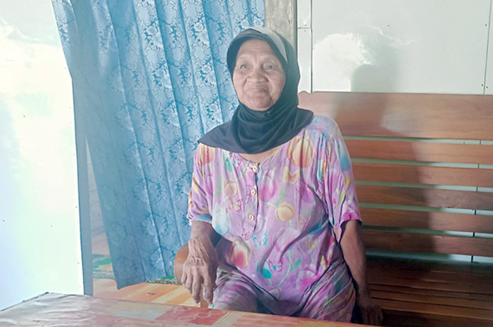 KAGET: Orang tua Susanto dokter gadungan saat di kediaman di Desa Tunggulrejo Kecamatan Gabus.