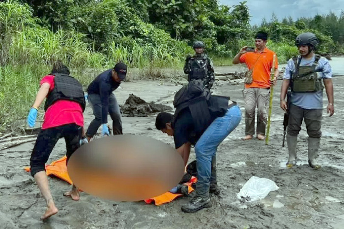 Anggota TNI-Polri mengevakuasi lima jenazah diduga anggota KKB yang tewas saat kontak tembak, Kamis (14/9).