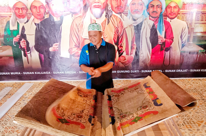 SUDAH TERTATA: Selamet, pengurus masjid bagian pembangunan menunjukkan Alquran raksasa yang menjadi koleksi Museum Masjid Jami&rsquo; Lasem kemarin.