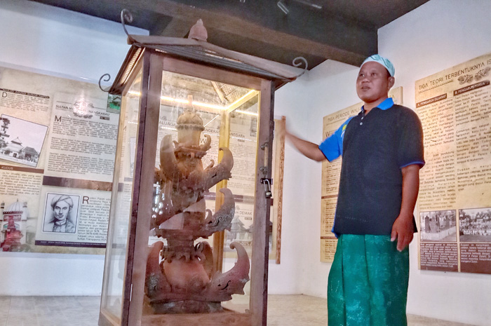 BARANG JADUL: Selamet, pengurus masjid bagian pembangunan menunjukkan mustaka Masjid Lasem zaman dulu.