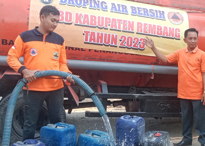 PENYALURAN: BPBD Rembang melaksanakan dropping air bersih di Kecamatan Lasem beberapa waktu lalu.