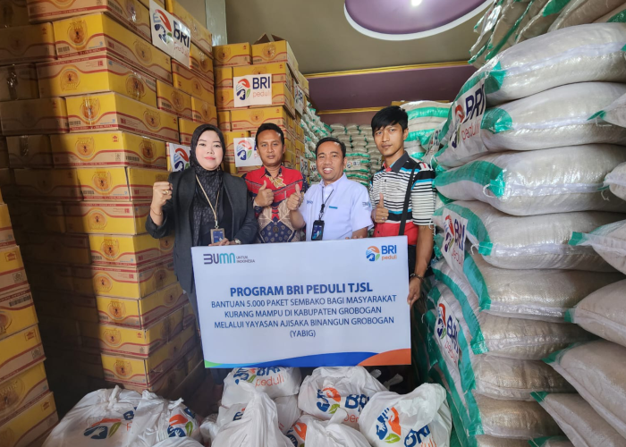 SERAHKAN BANTUAN: Pemimpin Cabang BRI Purwodadi Stefanus Juarto menyerahkan bantuan sembako melalui Yayasan Ajisaka Binangun Grobogan Nurul Qomar dan Yayasan Ngudi Pakerti Luhur,&nbsp; pada Jumat (15/9).