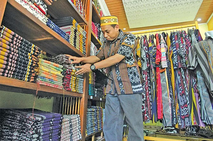RAPI: Ratusan kain tenun beragam motif tertata rapi dalam sebuah rak .