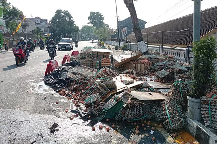 BERCECERAN: Muatan telur yang berceceran akibat kecelakaan truk pengangkut telur vs pikap penganngkut buah di jl Diponegoro, Kecamatan Wonogiri Kota Jumat (15/9).