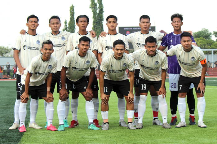 BERHARAP BERKAH: Pemain Persipa foto sersama sebelum laga uji coba di Stadion Joyokusumo Pati baru-baru ini.