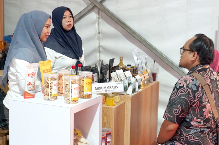RAMAI: Stan PLN UIK Tanjung Jati B didatangi pengunjung yang tertarik dengan produk UMKM hasil binaan PLN.