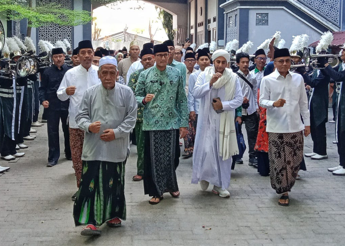 ANTUSIAS: Para santri di Ponpes Al Anwar 2 menyambut kehadiran Menteri Pariwisata dan Ekonomi Kreatif Sandiaga Salahudin Uno pada Jumat (15/9).