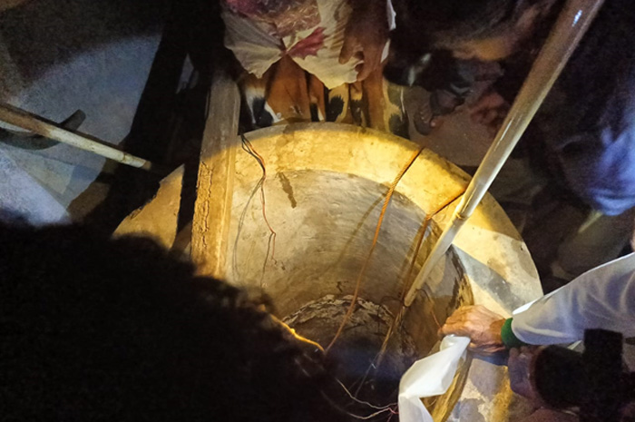 Petugas dan warga berusaha melakukan evakuasi terhadap Yusuf yang mencoba bunuh diri dengan cara terjun ke dalam sumur, Kamis (14/9).