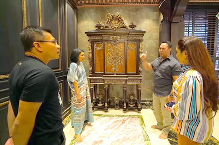 Panglima TNI ke-21, Jenderal (Purn) Andika Perkasa menunjukkan karya-karya pengukir dari Jepara, Jawa Tengah dalam wawancara program talkshow youtuber di rumahnya