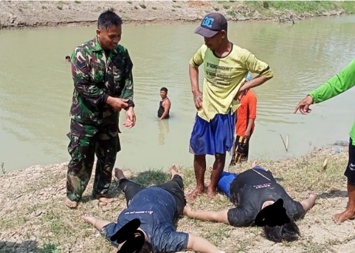 DITEMUKAN: Jasad dua dari korban tenggelam di Sungai Lusi, Grobogan dievakuasi ke pinggir sungai.