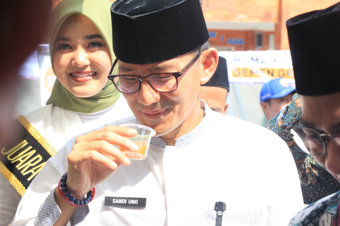 MINUMAN TRADISIONAL: Menteri Sandiaga Uno Cicipi Jamu Kunyit Asem saat berkunjung ke Lasem, Rembang baru-baru ini.