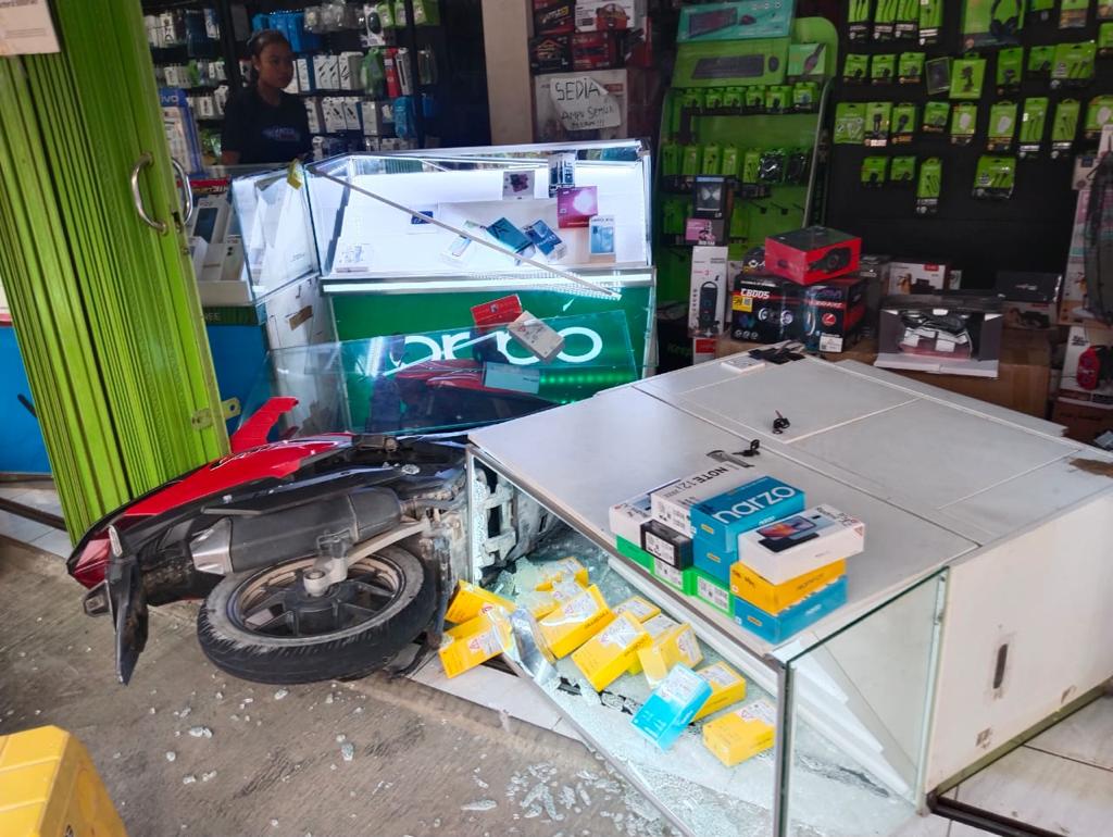 HANCUR: Kondisi sepeda motor Vario usai menabrak konter HP di Ngaringan Grobogan pada Minggu (17/9).