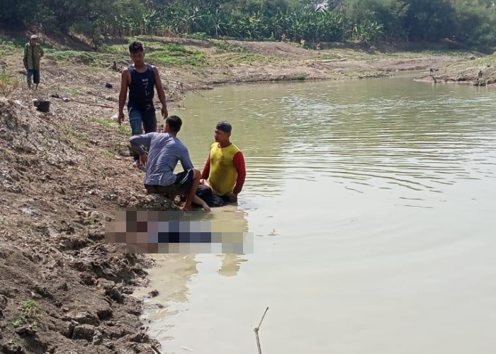 TENGGELAM: Tiga korban yang masih satu keluarga tenggelam di sungai Lusi Desa Menawan, Klambu, Grobogan, ditemukan warga pada Sabtu (16/9).