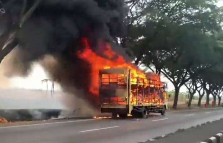Sebuah truk pengangkut 43 sepeda listrik terbakar
