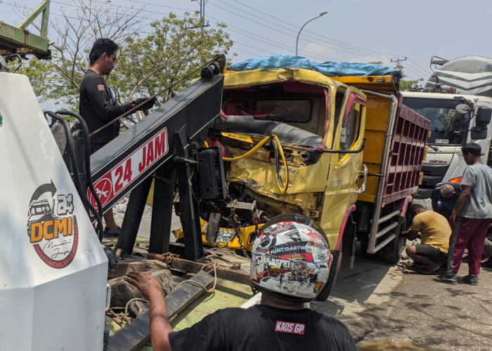 RINGSEK: Kondisi dump truk AG 8754 VM rusak parah usai terlibat kecelakaan di Pantura Dresi-Kaliori pada Senin (18/9) pagi.