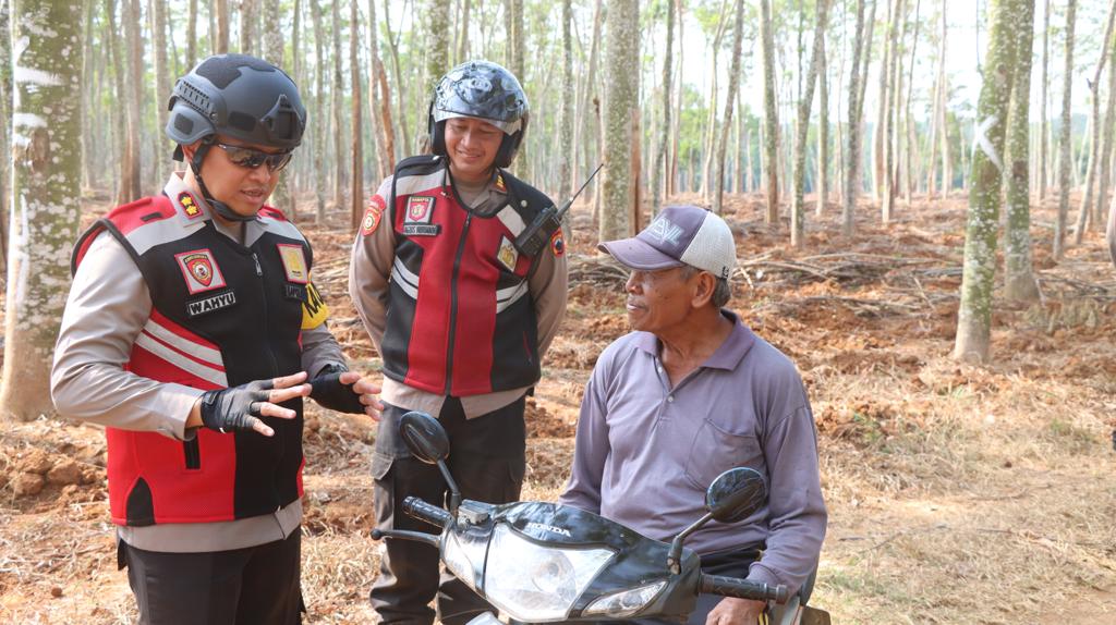 PATROLI: Kapolres Jepara AKBP Wahyu Nugroho mendatangi warga dan mengedukasi perihal ancaman Kebakaran Hutan dan Lahan baru-baru ini.