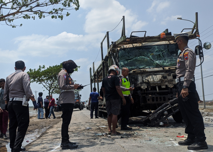 RINGSEK: Petugas kepolisian melakukan olah TKP di Jalan Pantura Dresi-Kaliori pada Senin (18/9) pagi.