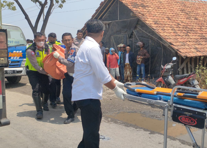 EVAKUASI: Petugas kepolisian mengevakuasi jasad korban kecelakaan di Jalur Pantura Dresi-Kaliori pada Senin (18/9).