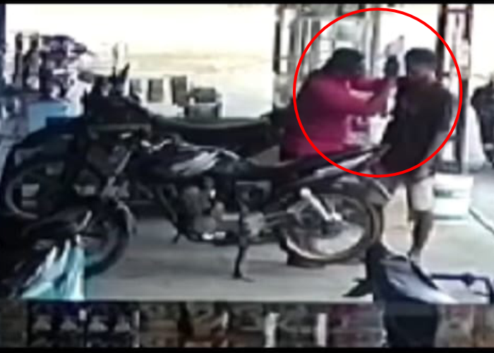 SCREENSHOT CCTV: Oknum Polisi A memukul korban dengan alat saat berada di bengkel di Desa Kemaduhbatur, Kecamatan Tawangharjo.