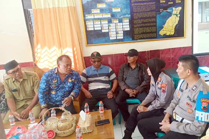 MEDIASI: Keluraga korban bersama perangkat Desa dan Polsek Tawangharjo lakukan mediasi atas kasus oknum polisi pukuli warga, Senin (18/9).